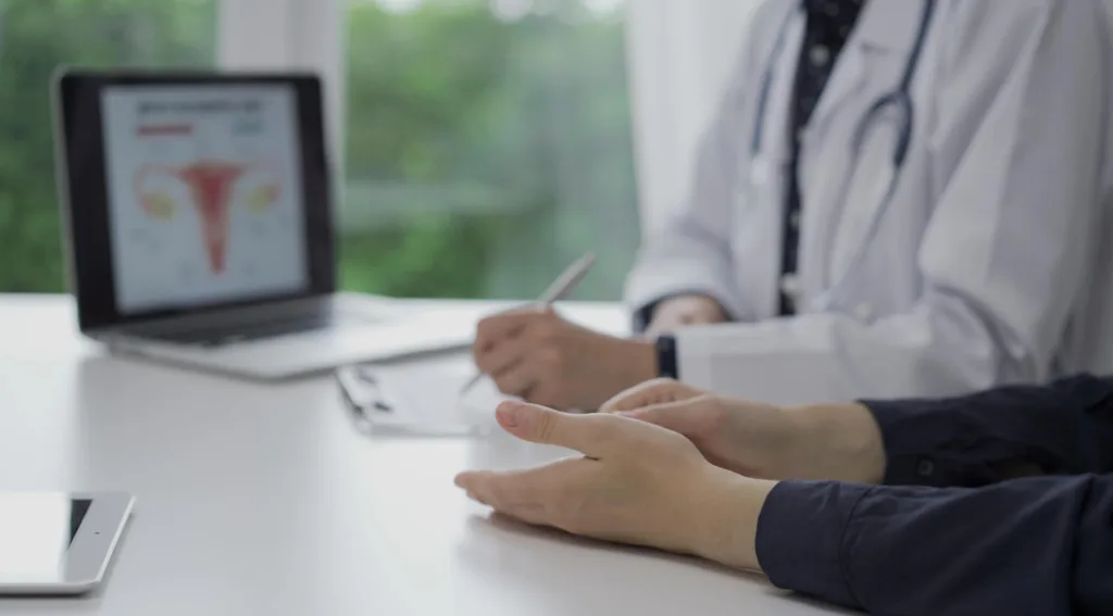 Mains de médecins